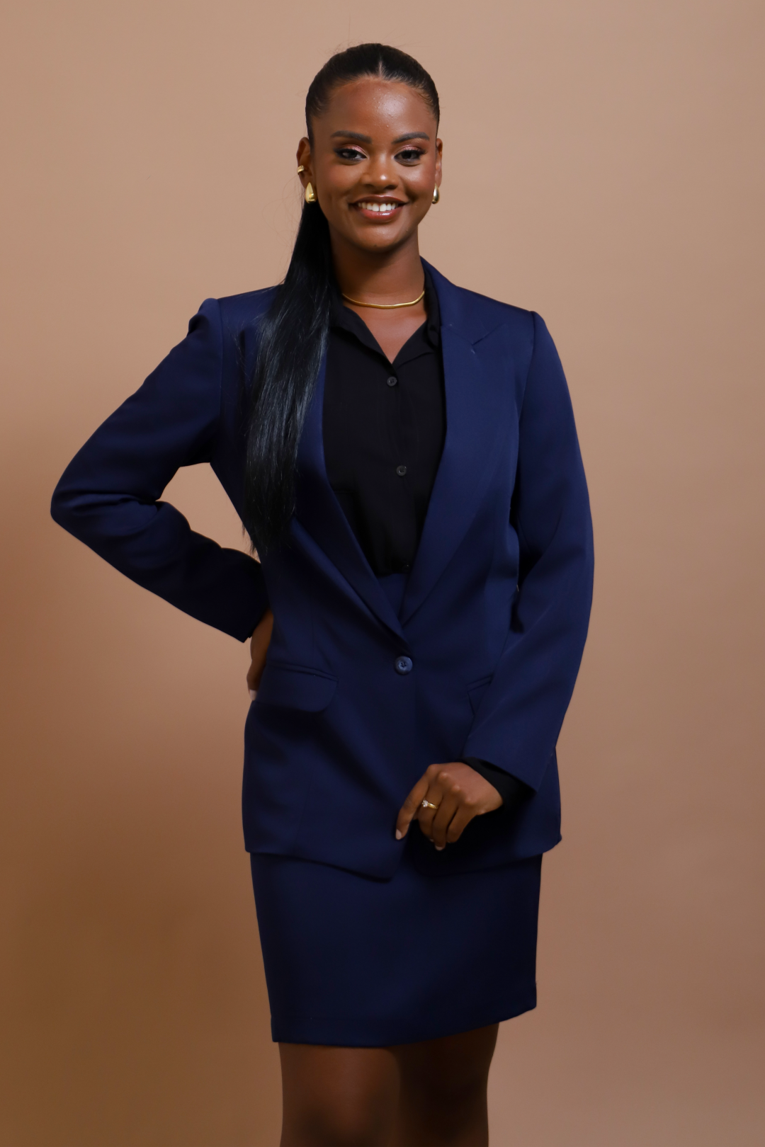 Conjunto Blazer e Saia Azul Marinho – Elegância e Sofisticação