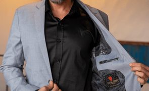 Homem vestindo terno slim comfort de forma elegante e confortável