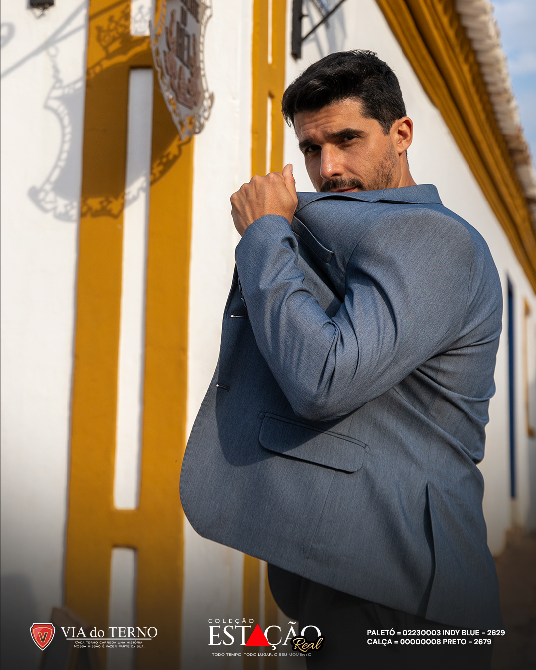 Detalhe do tecido do terno mostrando sua elasticidade e conforto